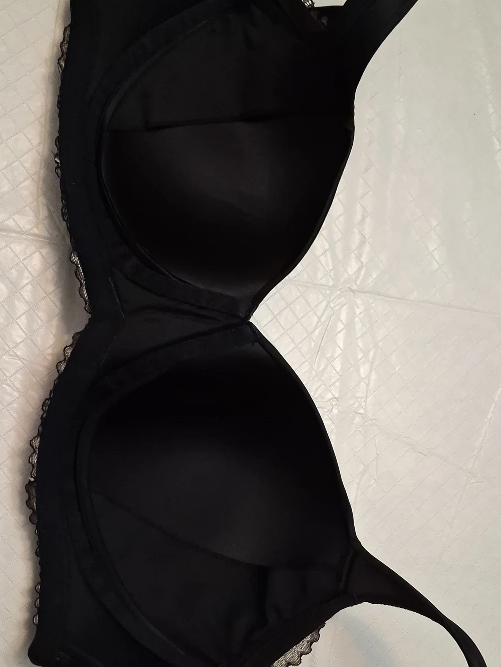 Breezies Size 44D Women's Black With Cream Lace-Trim Full Coverage WireFree Bra.